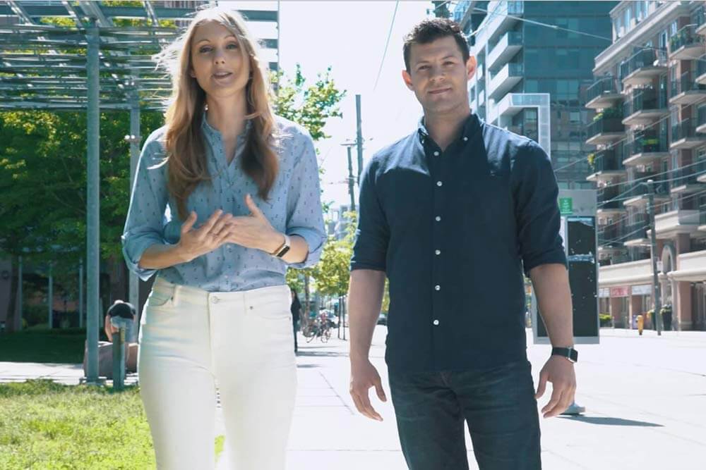 Erin Bury et Kevin Oulds marchent dans la rue