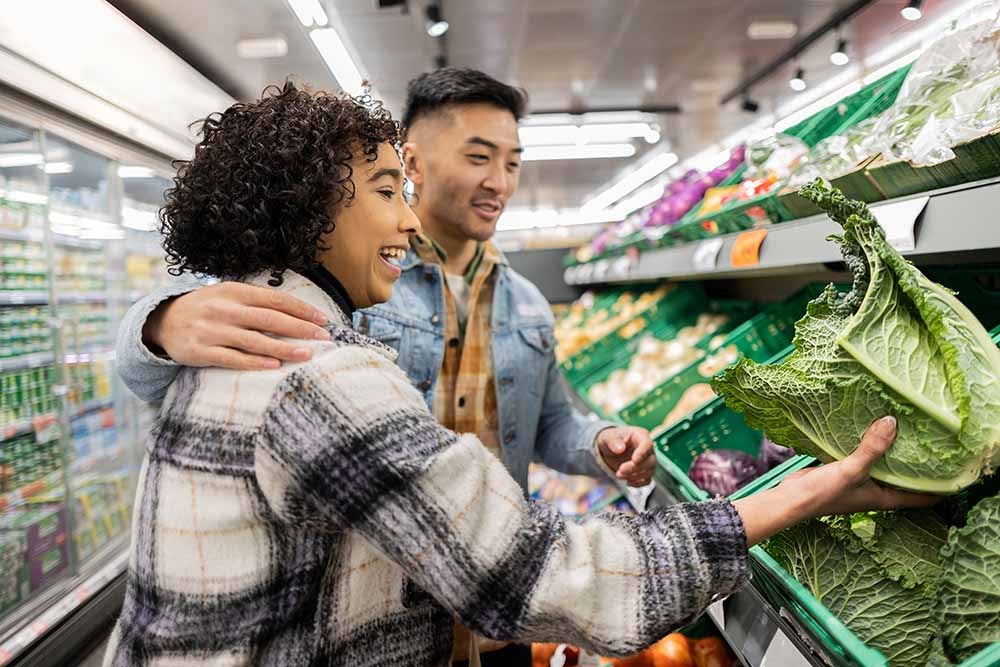 Un couple fait ses courses