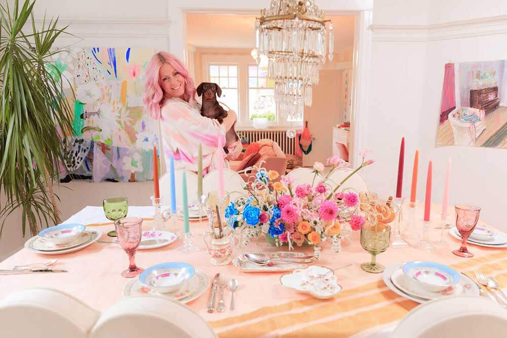 Salle à manger lumineuse et colorée avec Tiffany Pratt et son chien