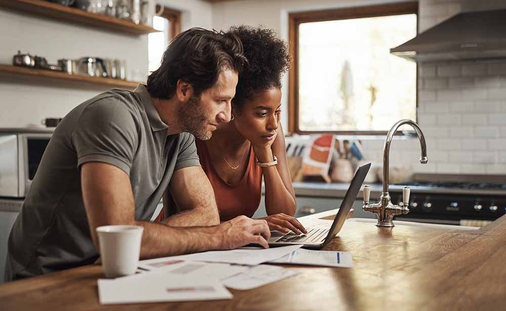 Couple qui vérifie leurs états financiers