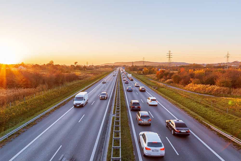 Véhicules sur une autoroute