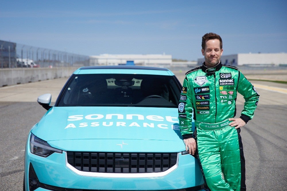 Patrick Benoit in front of the official vehicle of the Académie du Guide de l'auto in Sonnet Insurance's colours.