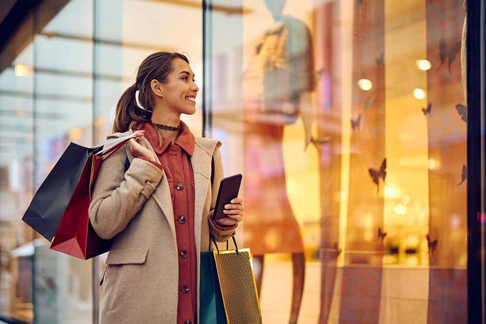 Jeune femme avec plusieurs sacs d'achat