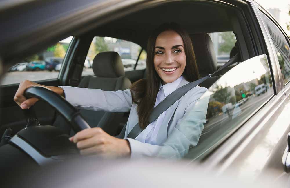 Femme conduisant une voiture