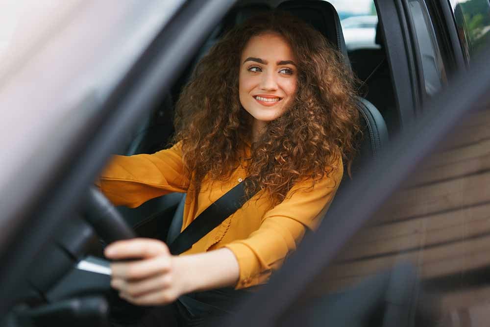 Femme au volant d'une voiture