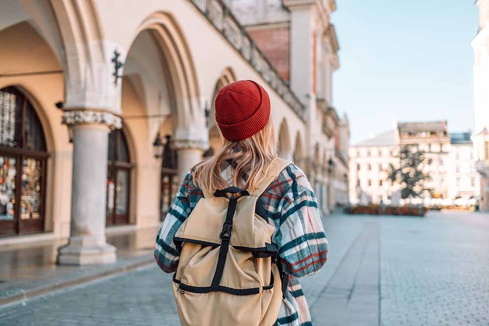 Jeune femme voyageant seule