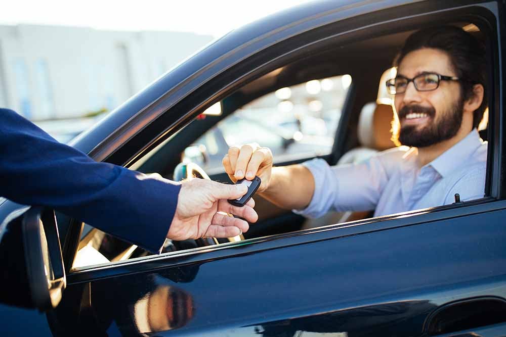 Un homme achète une voiture d'occasion