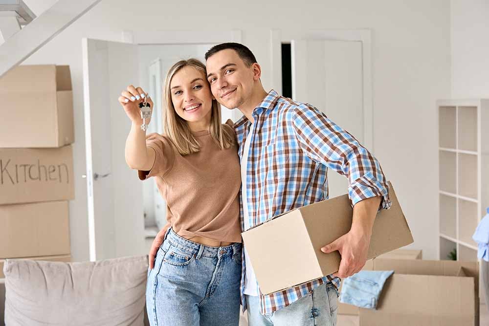 Jeune couple avec les clés de leur première maison