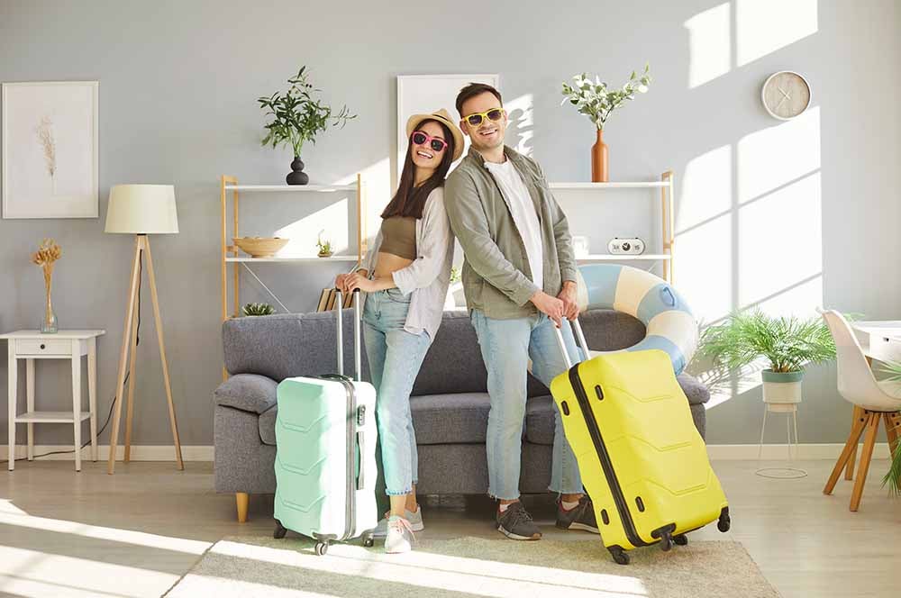 Un jeune couple qui part en vacances