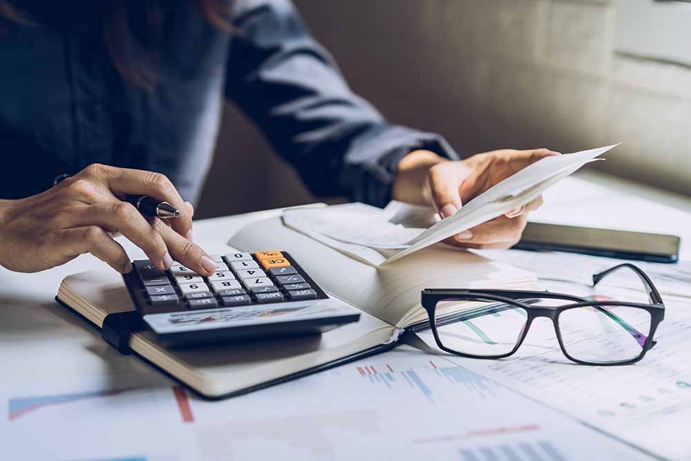 Une femme calculant ses dépenses