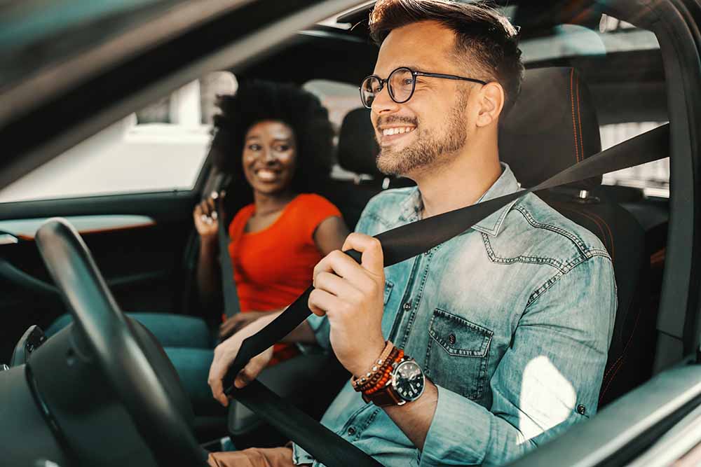 Couple dans sa voiture