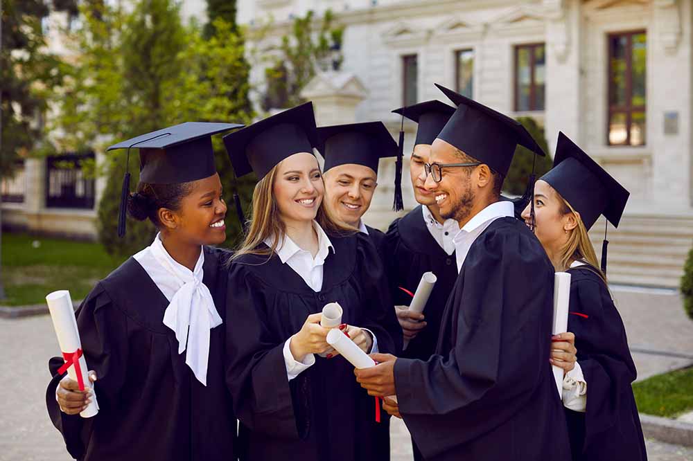 Diplômés universitaires tenant des diplômes