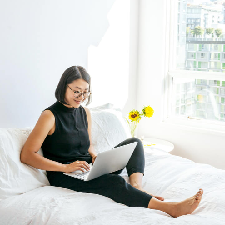 Femme achetant de l’assurance 
