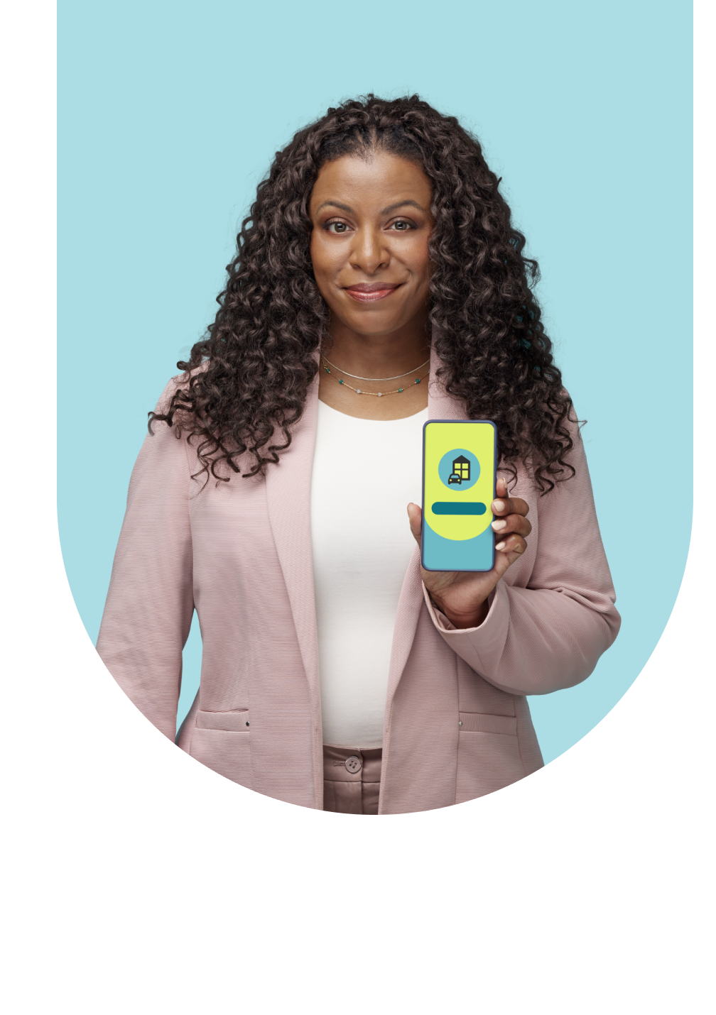Personne souriante montrant l’écran de son téléphone qui affiche une soumission.