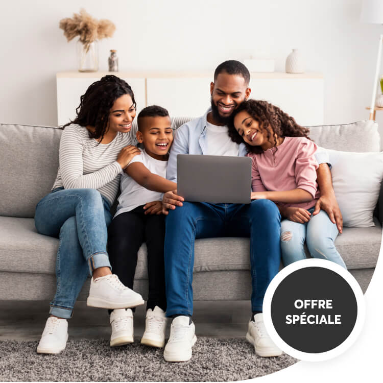 Famille heureuse sur l’ordinateur obtenant des conseils de santé avec TELUS Santé via Sonnet