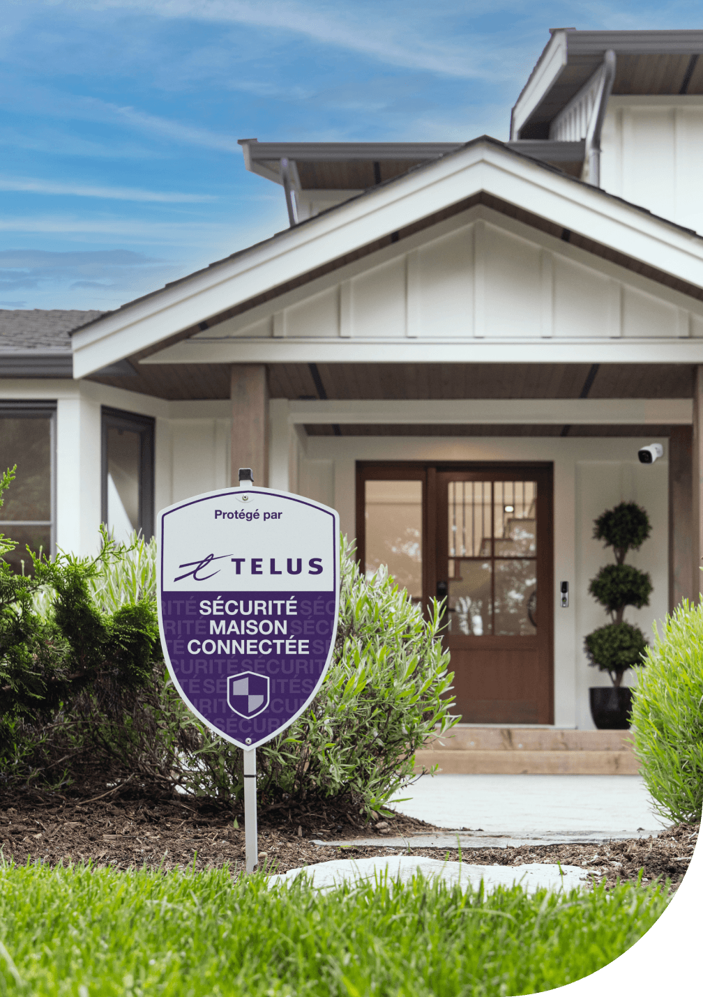 Grande maison de banlieue protégée par Telus Sécurité maison connectée et assurance habitation