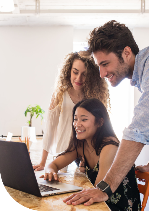 RW_team-looking-at-laptop_bi